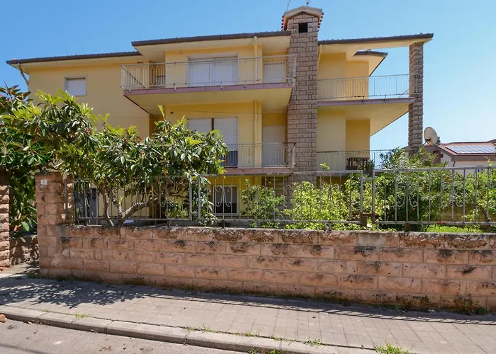2 Bedroom Lovely In Appartement Bosa